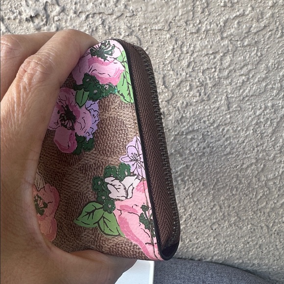 $225 COACH monogram floral wallet (top zipper rip) - Picture 6 of 16